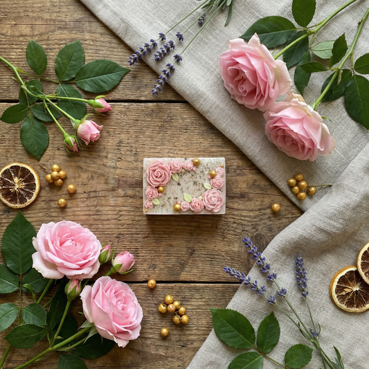 Zlato milo s cvetjem